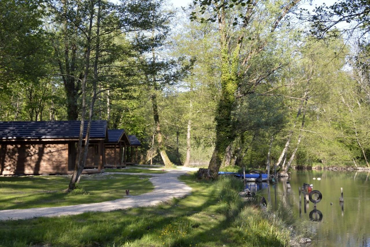 Les Lodges Du Lac Saint-Alban-de-Montbel Luaran gambar