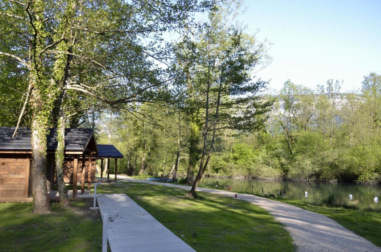 Les Lodges Du Lac Saint-Alban-de-Montbel Luaran gambar